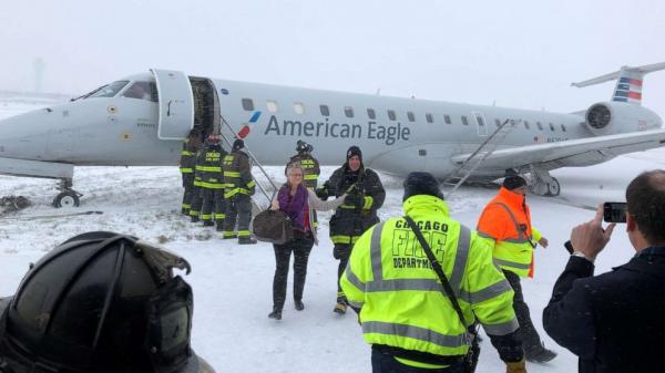 الثلوج تتلاعب بطائرة لحظة هبوطها