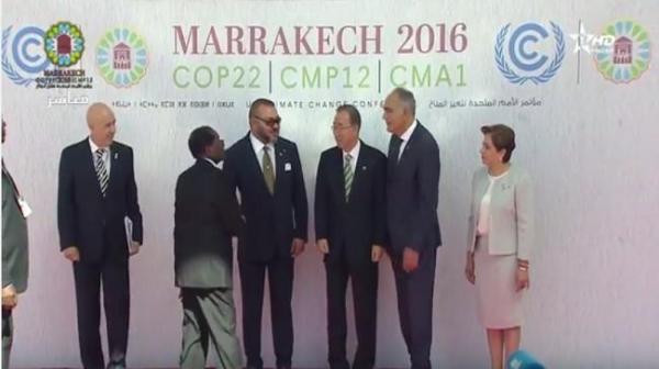 هكذا تعامل الملك مع رئيس زيمبابوي في "كوب 22 "