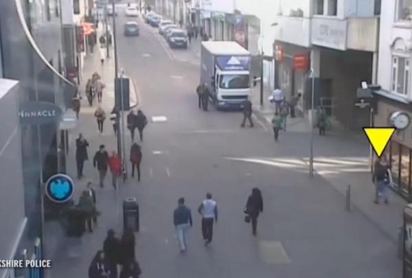 بالفيديو: سرق مجوهرات بقيمة مليون جنيه فأمسك به المارة