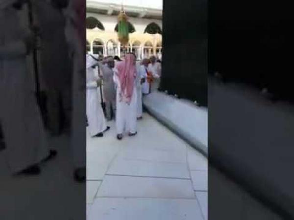 إزالة "قطرات البنزين" من كسوة الكعبة بعد محاولة الحرق