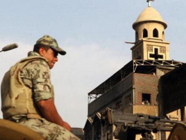 مقتل شرطيين اثنين أمام كنيسة وسط مصر قبل يوم على عيد الميلاد