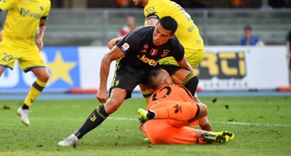 بالفيديو: في أول ظهور له بايطاليا.. رونالدو يكسر أنف حارس كييفو !