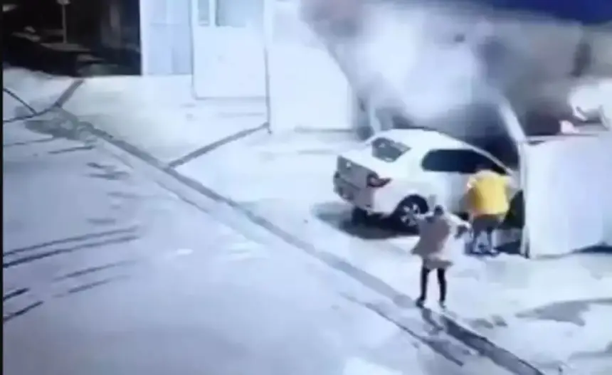 بالفيديو..حادثة انهيار أودت بحياة 3 أشخاص من عائلة واحدة أثناء غسل سيارتهم