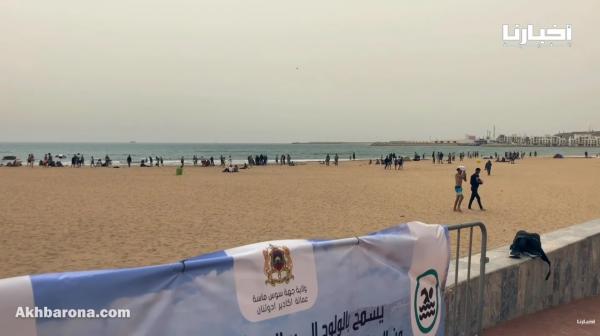 بعد قرار السلطات المحلية فتح شواطئ أكادير، مواطنون يقبلون بكثافة على السباحة والاستجمام