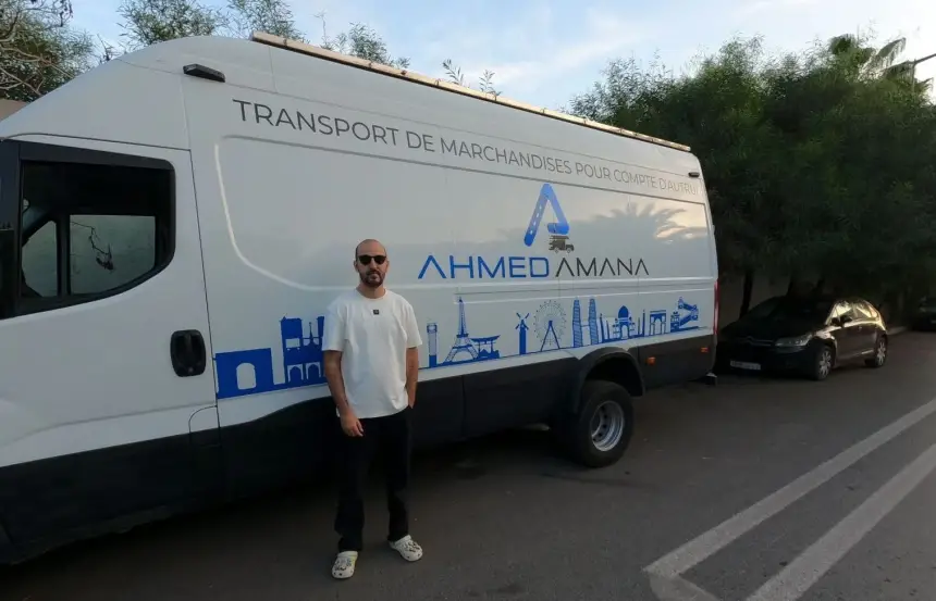 شاب يعتصم أمام وزارة قيوح منذ أكثر من خمسة أشهر