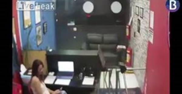 شاهد.. ماذا حدث لـلص غبي قرر سرقة  نادي فنون قتال