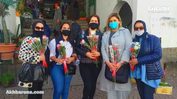 مؤثر..شباب تطوان يحتفلون بعيد الأم بتوزيع الورود على الأمهات.."شاهد ابتسامة من يحملن همنا رغم كبرنا"