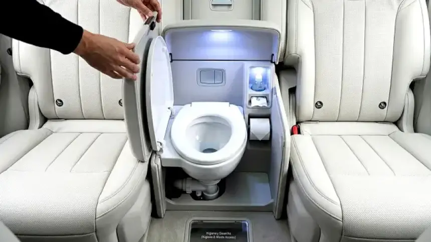 ابتكار صيني يثير الجدل..شركة صينية تبتكر مرحاضا داخل السيارة يعمل بالأوامر الصوتية