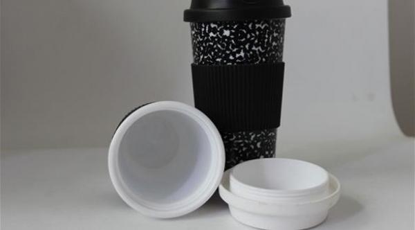 أضرار الأكواب البلاستيكية تعيد المحمولة مجدداً