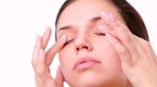 حلول لمشكلة تورّم العين صباحاً