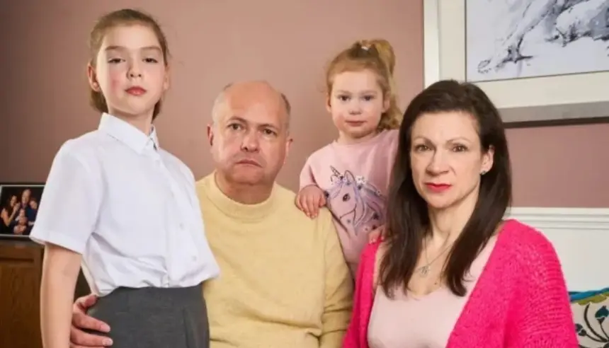 انتقاد على واتساب ينتهي باعتقال زوجين بريطانيين أمام أطفالهما