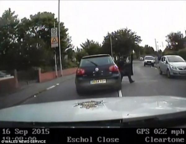 بالفيديو: متهم يرمي بنفسه من سيارة مسرعة لينجو من الشرطة