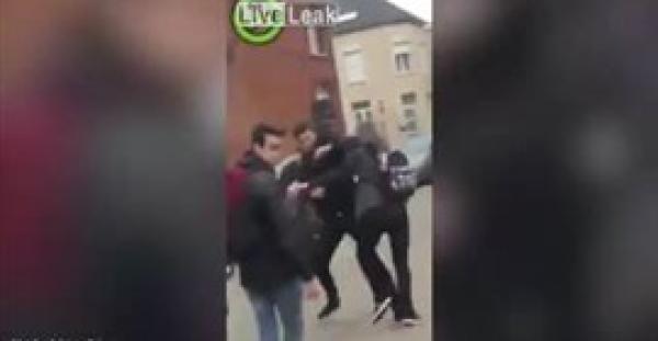 بالفيديو.. شجار بين شابين ينتهي بلكمة واحدة