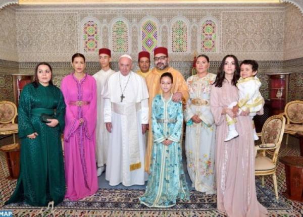 الملك محمد السادس والأمراء والأميرات يستقبلون البابا فرانسيس بالقصر الملكي..وأول ظهور لنجل مولاي رشيد (صور)