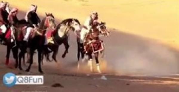 بالفيديو.. حصان «يعض» ممثلا خليجيا أثناء تصوير أحد المسلسلات