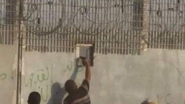 ضجة في إسرائيل بعد ظهور تفاصيل جديدة في حادثة مقتل جندي بعد إطلاق شاب فلسطيني النار عليه من "مسافة صفر"