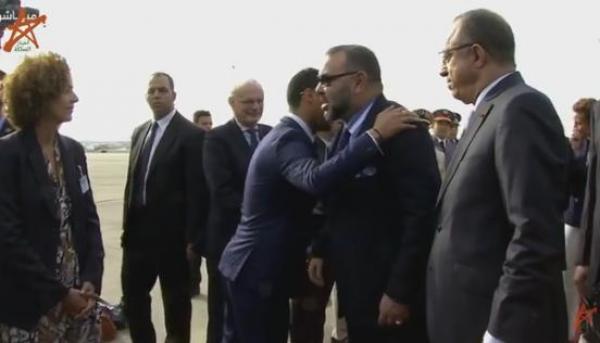 مسؤول فرنسي يقبل كتف الملك محمد السادس