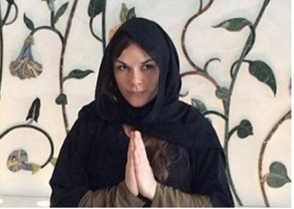 عارضة أزياء بريطانية تتسول بمساجد الإمارات وتأكل من الصدقات