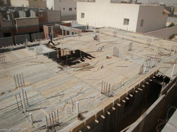 مطلقان يقسمان منزلهما إلى نصفين بجدار خرساني