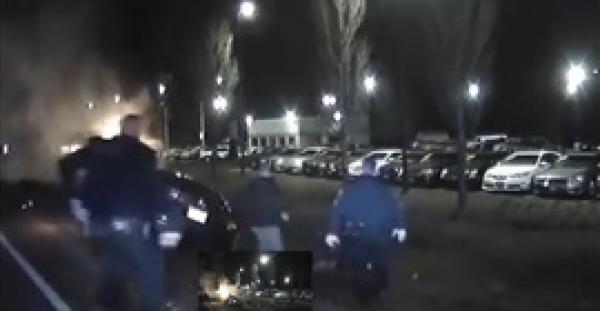 رجل شجاع ينقذ سائقا من حريق بسيارته (فيديو)