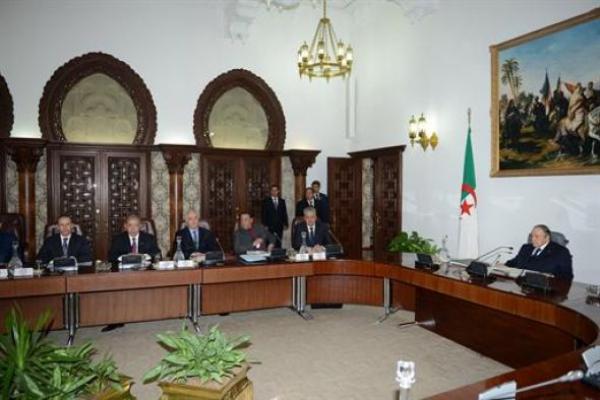 بوتفليقة :  الشعب هو من أعطى كلمته في الإنتخابات الأخيرة ضد الفتنة والفوضى !!!!