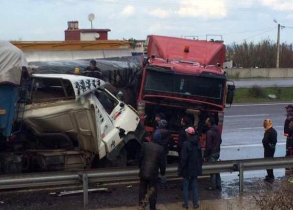 قتيلان وجريحان في وضعية صعبة حصيلة حادثة مميتة بالطريق السيار بين الرباط والبيضاء (صور)