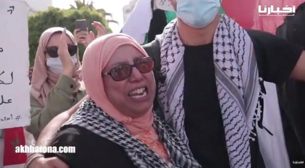 مغاربة يحتجون بالدار البيضاء تضامنا مع الشعب الفلسطيني وسيدة تبكي بحرقة بسبب ما يحدث بقطاع غزة