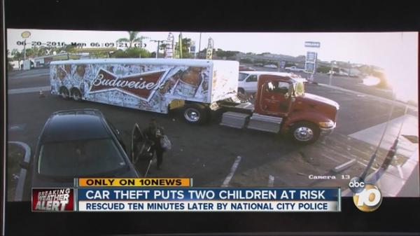 بالفيديو: أمريكية تختطف طفلين بسيارة والدهما