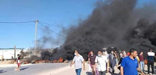 سكان عين بنيان بالجزائر يغلقون الطرقات ويحرقون الإطارات للتنديد بنقص مياه الشرب في بلديتهم