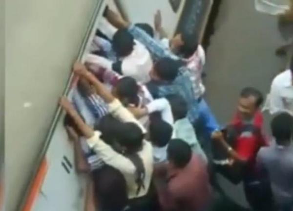 بالفيديو: معارك طاحنة للصعود إلى قطار في مومباي