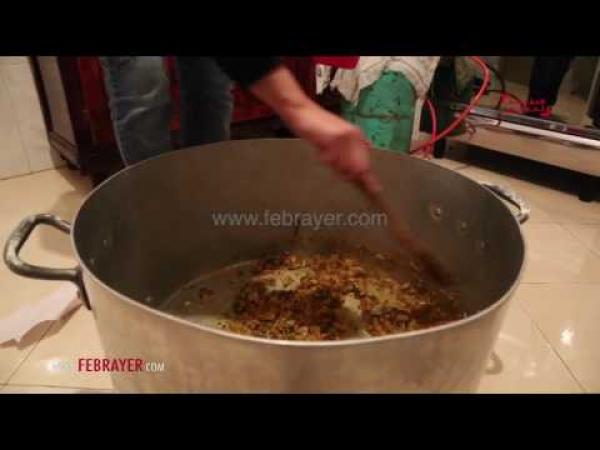 معلمة تطبخ و تطعم مشردي مدينة سلا