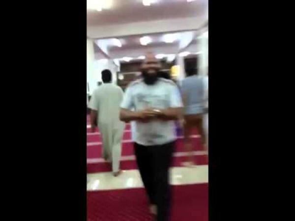 بالفيديو: مخمور يدخل إلى مسجد بالسعودية ويغني في الميكروفون