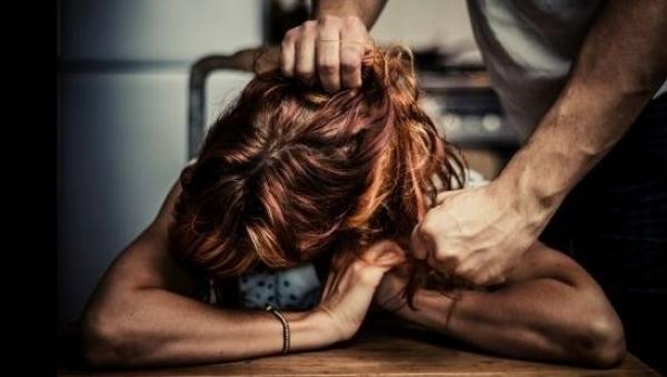 بسبب شكه في خيانتها .. مغربي بايطاليا يعذب زوجته بإذابة البلاستيك على مناطق حساسة من جسدها