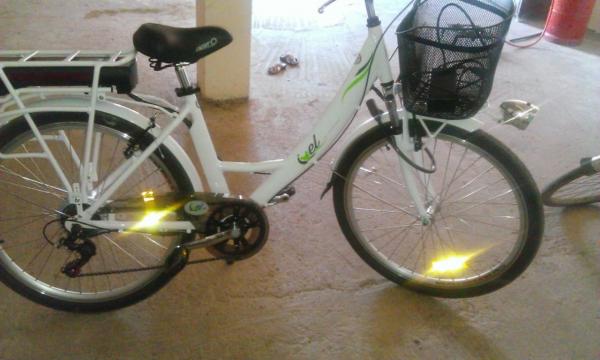 الجبن... لصوص يسرقون في واضح النهار دراجة هوائية الكترونية من مسن دخل لأداء صلاة الجمعة!