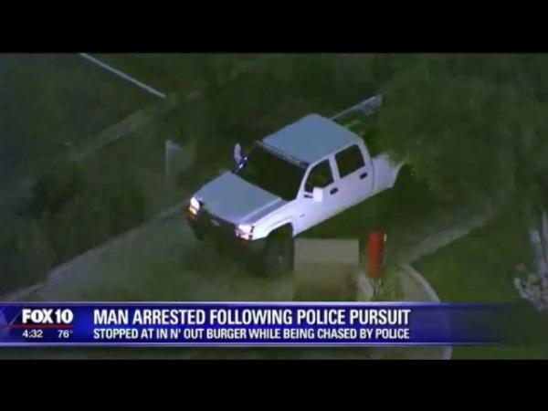 بالفيديو: مشتبه به يطلب وجبة سريعة أثناء مطاردة الشرطة له