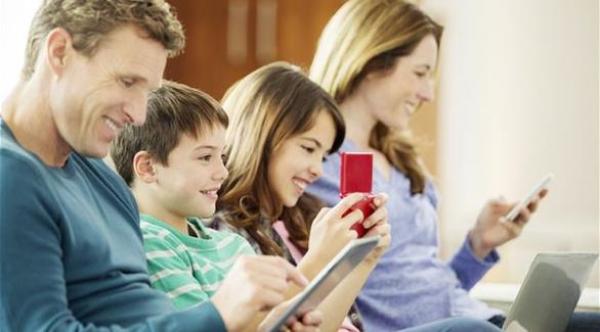 بسبب عصر التواصل الرقمي ... أقل من 60 دقيقة يومياً تقضيها الأسر وجهاً لوجه