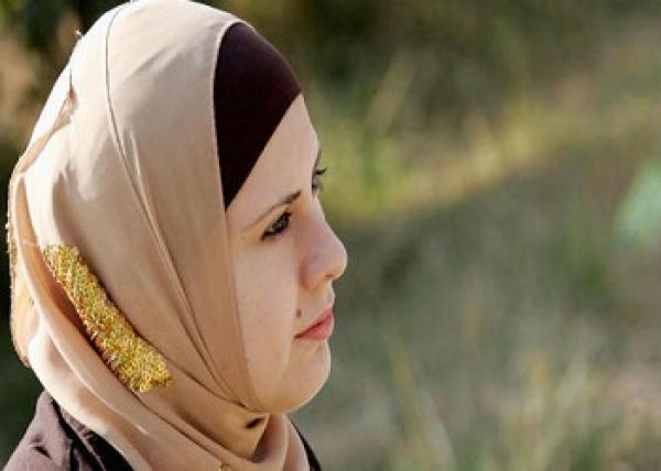 فتاة أجنبية مسلمة: فكرى ألف مرة قبل خلع الحجاب