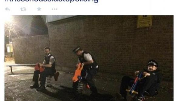 عناصر شرطة بريطانيين يتركون عملهم ويلعبون بالأرجوحة