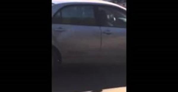 بالفيديو.. مجنون يدخن الشيشة وسط شارع عام