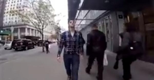 بالفيديو.. رد فعل الأمريكان على رجل يرتدى ملابس عربية