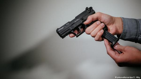 عثروا في منزله على ألف قطعة سلاح و 10 آلاف طلقة