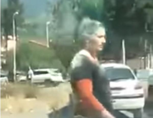 تلاميذ يعتدون على أستاذتهم وسط الشارع في الجزائر (فيديو)