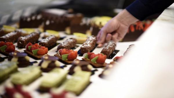 هل أنت مدمن حلويات؟.. هذا دليلك للسيطرة