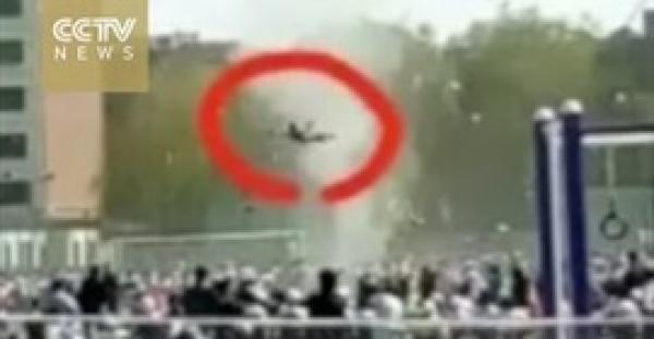 بالفيديو.. لقطات مخيفة لإعصار يحمل طفلا ويطير به في الهواء