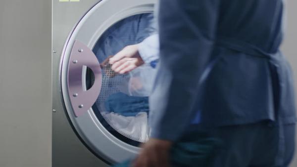 مراهق يقتل أخاه بإلقائه داخل غسالة المنزل