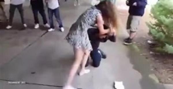 بالفيديو.. فتاة حسناء تلقن شابًا تحرش بها «علقة ساخنة»