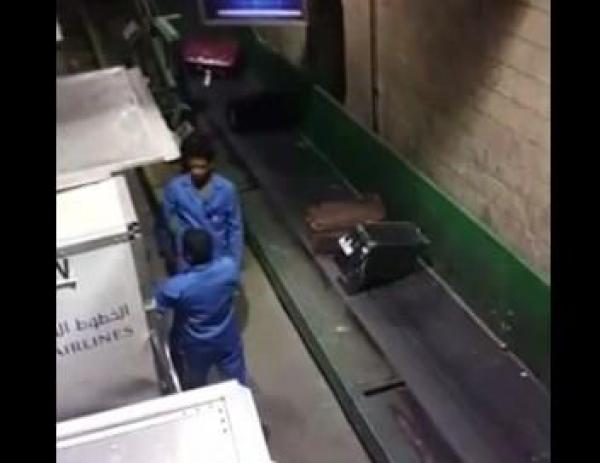 فيديو مواطن يوثق أهمال عمال الخطوط السعودية في رمي حقائب المسافرين بمطار الملك خالد