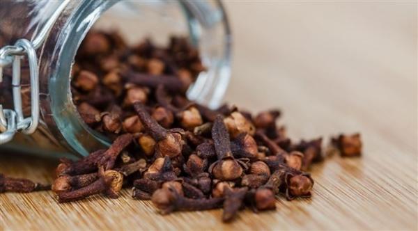 زيت القرنفل.. يعقم الفم ويعالج الروماتيزم وانتفاخ البطن