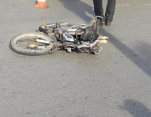 مؤلم... سيارة "بيكوب" تدهس دراجة نارية وترسل صاحبها بين الحياة والموت للمستعجلات