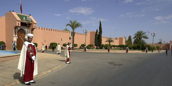 سيارة تصطدم بسور القصر الملكي بمراكش واعتقال صاحبها يكشف عن مفاجأة